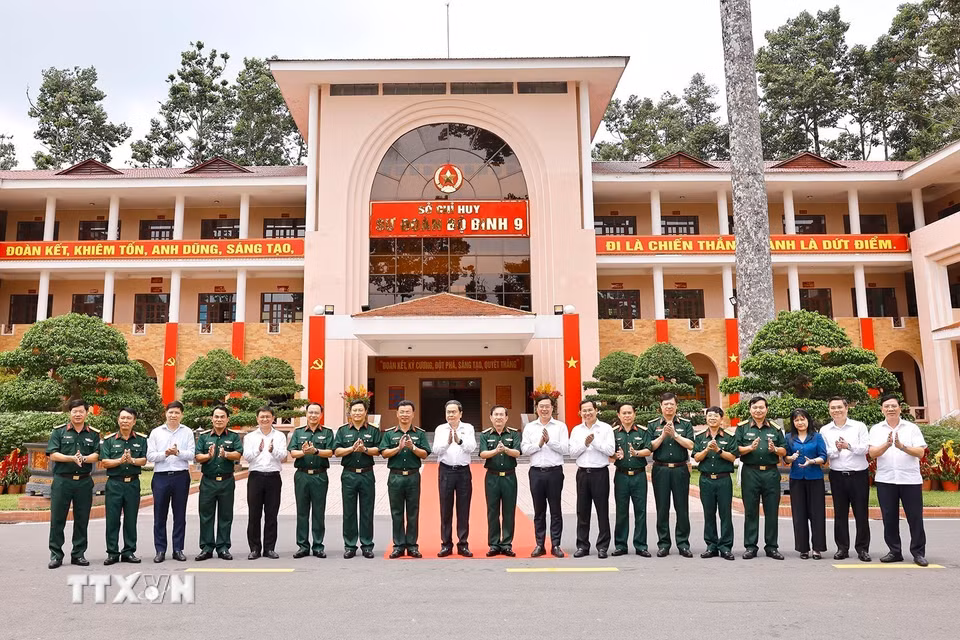 Chủ tịch Quốc hội Thanh Mẫn và đại biểu với cán bộ, chỉ huy Sư đoàn 9, Quân đoàn 34. (Ảnh: Doãn Tấn/TTXVN)