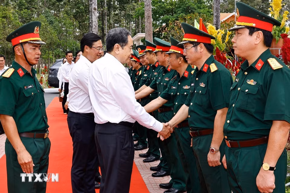 Chủ tịch Quốc hội Trần Thanh Mẫn thăm, làm việc với Sư đoàn 9, Quân đoàn 34. (Ảnh: Doãn Tấn/TTXVN)