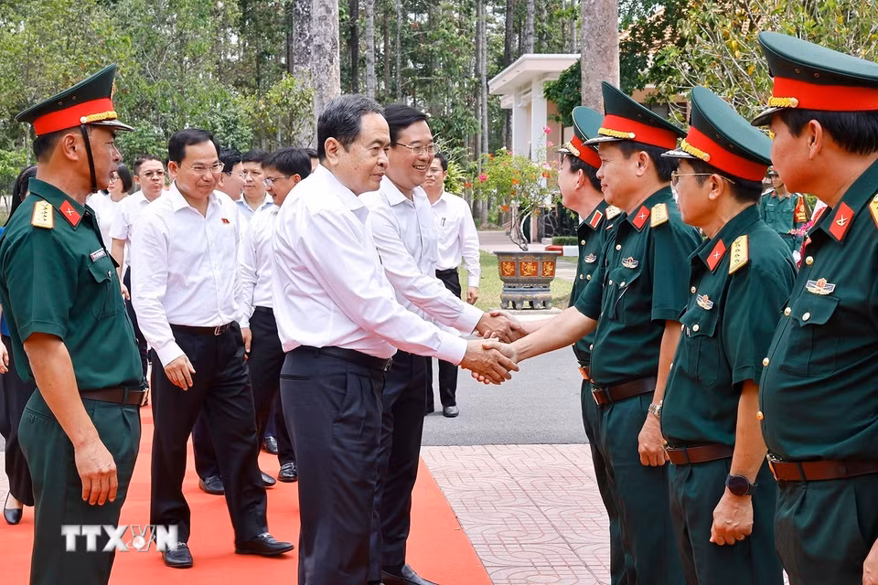 Chủ tịch Quốc hội Trần Thanh Mẫn thăm, làm việc với Sư đoàn 9, Quân đoàn 34. (Ảnh: Doãn Tấn/TTXVN)