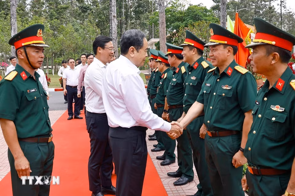 Chủ tịch Quốc hội Trần Thanh Mẫn thăm, làm việc với Sư đoàn 9, Quân đoàn 34. (Ảnh: Doãn Tấn/TTXVN)