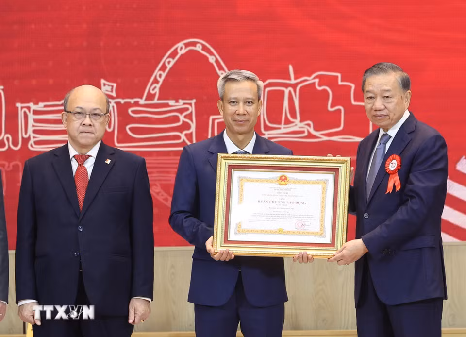 Tổng Bí thư, Chủ tịch nước Tô Lâm trao Huân chương Lao động hạng Nhất tặng Đại học Bách Khoa Hà Nội. (Ảnh: Thống Nhất/TTXVN)