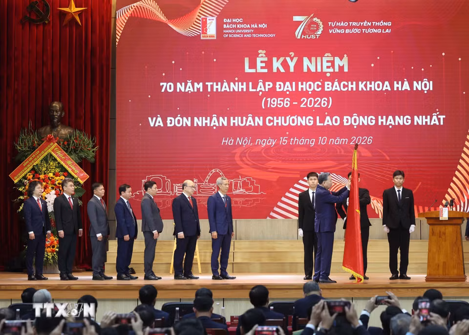 Tổng Bí thư, Chủ tịch nước Tô Lâm gắn Huân chương Lao động hạng Nhất tặng Đại học Bách Khoa Hà Nội. (Ảnh: Thống Nhất/TTXVN)