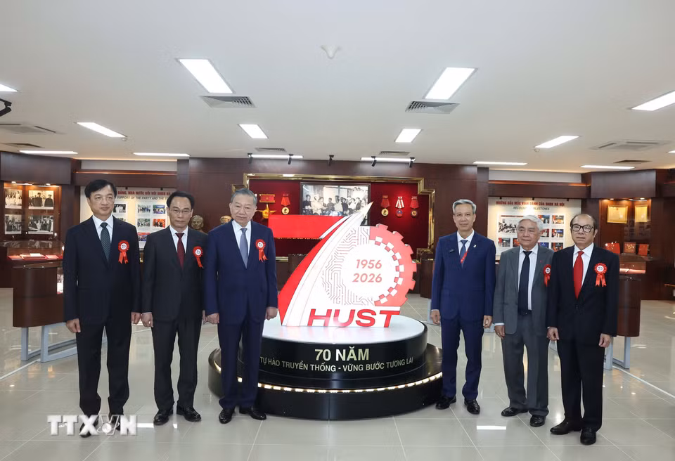 Tổng Bí thư, Chủ tịch nước Tô Lâm thăm phòng truyền thống Đại học Bách Khoa Hà Nội. (Ảnh: Thống Nhất/TTXVN)