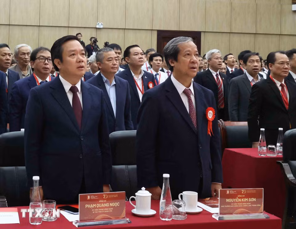 Các đại biểu thực hiện nghi thức chào cờ. (Ảnh: Thống Nhất/TTXVN)