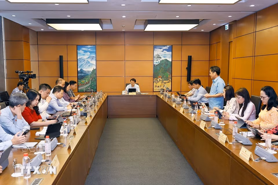 Đoàn đại biểu các tỉnh Lai Châu và An Giang thảo luận ở tổ. (Ảnh: Doãn Tấn/TTXVN)