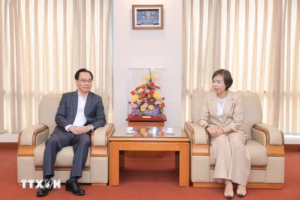 Đồng chí Vũ Việt Trang, Ủy viên Ban Thường vụ Đảng ủy các cơ quan Đảng Trung ương, Bí thư Đảng ủy, Tổng giám đốc TTXVN, Phó Trưởng Ban Tuyên giáo Trung ương hội kiến đồng chí Hoàng Minh Sơn, Ủy viên Trung ương Đảng, Bộ trưởng Bộ Giáo dục và Đào tạo trước Tọa đàm. (Ảnh: Minh Quyết/TTXVN)