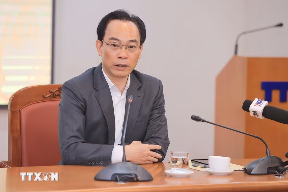 Đồng chí Hoàng Minh Sơn, Ủy viên Trung ương Đảng, Bộ trưởng Bộ Giáo dục và Đào tạo trao đổi các nội dung của chuyên đề. (Ảnh: Minh Quyết/TTXVN)