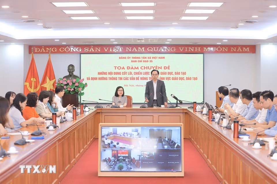 Đồng chí Hoàng Minh Sơn, Ủy viên Trung ương Đảng, Bộ trưởng Bộ Giáo dục và Đào tạo trao đổi các nội dung của chuyên đề. (Ảnh: Minh Quyết/TTXVN)