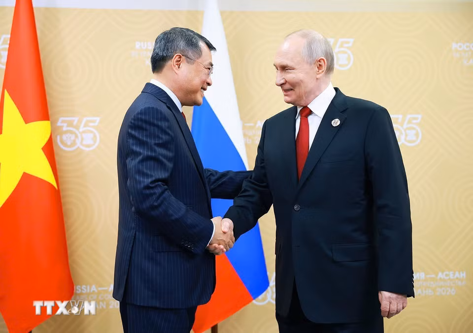Thủ tướng Lê Minh Hưng hội kiến Tổng thống Nga Vladimir Putin. (Ảnh: Dương Giang/TTXVN)