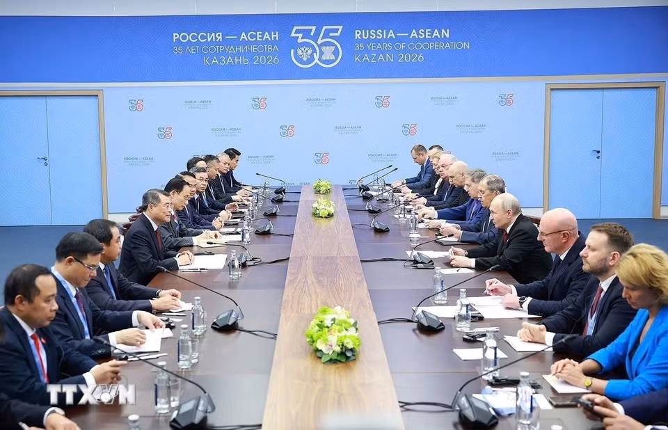 Thủ tướng Lê Minh Hưng hội kiến Tổng thống Nga Vladimir Putin. (Ảnh: Dương Giang/TTXVN)