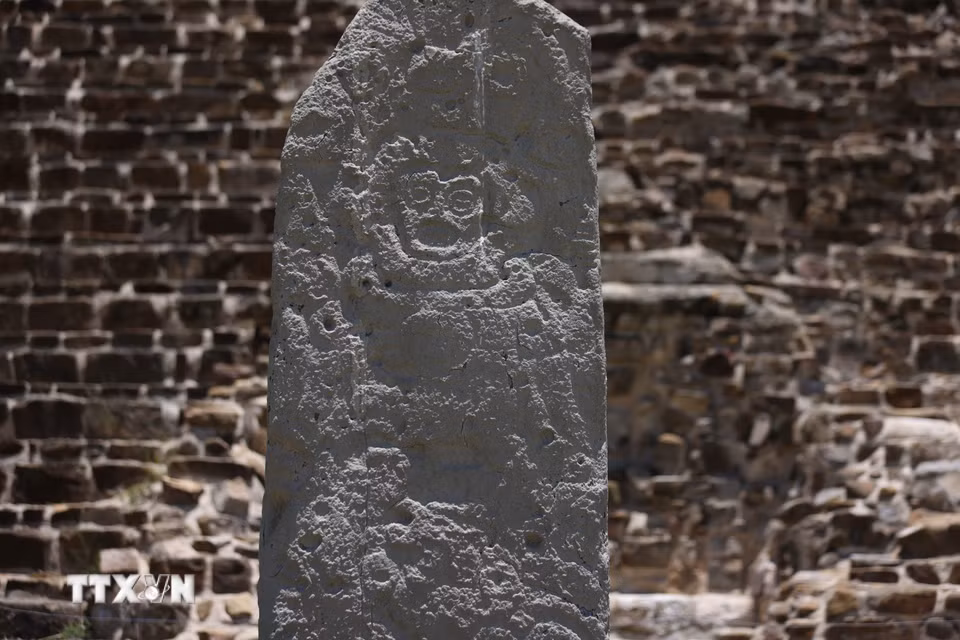 Phù điêu đá tại di chỉ khảo cổ Monte Alban ở bang Oaxaca, Mexico. (Ảnh: THX/TTXVN phát)