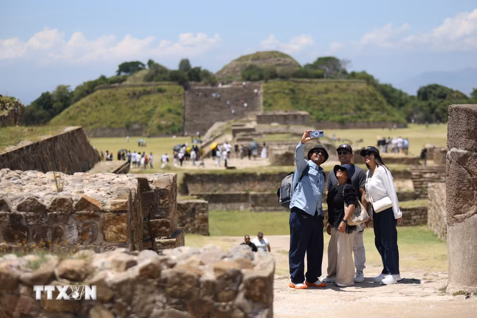 Du khách tham quan di chỉ khảo cổ Monte Alban ở Oaxaca, Mexico. (Ảnh: THX/TTXVN phát)