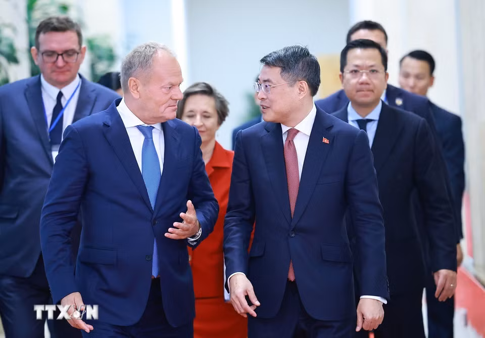 Thủ tướng Lê Minh Hưng cùng Thủ tướng Cộng hòa Ba Lan Donald Tusk dự hội đàm. (Ảnh: Dương Giang/TTXVN)