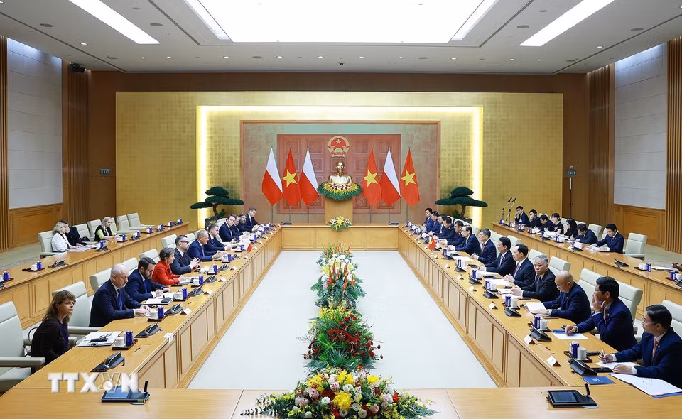 Thủ tướng Lê Minh Hưng và Thủ tướng Cộng hòa Ba Lan Donald Tusk hội đàm. (Ảnh: Dương Giang/TTXVN)