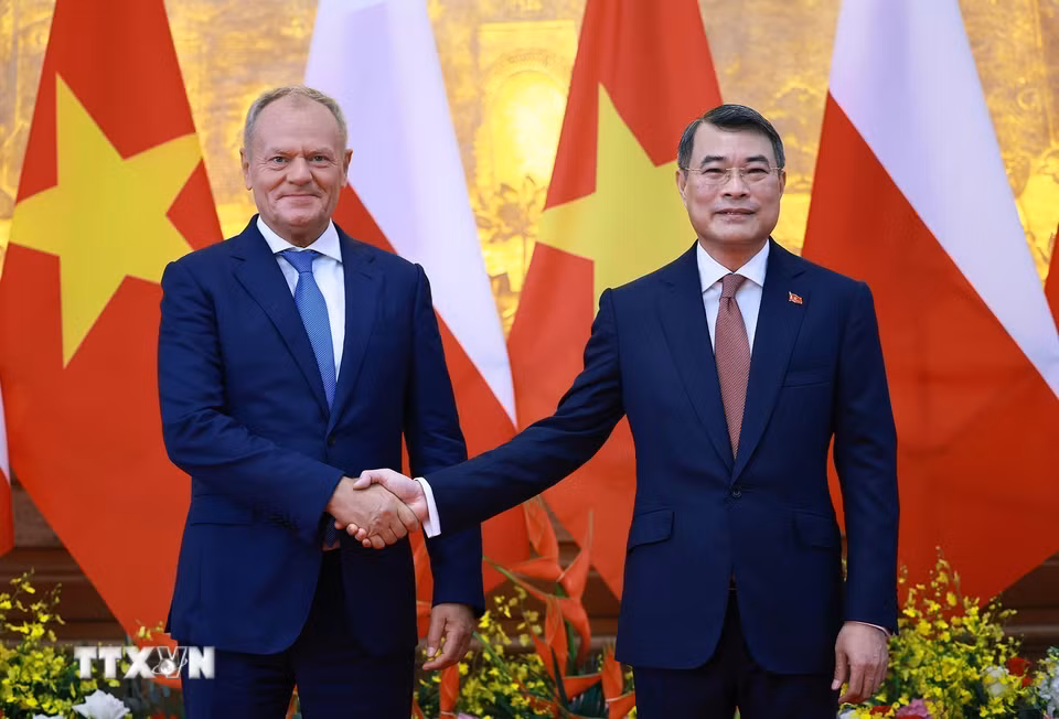 Thủ tướng Lê Minh Hưng và Thủ tướng Ba Lan Donald Tusk chụp ảnh chung trước hội đàm. (Ảnh: Dương Giang/TTXVN)