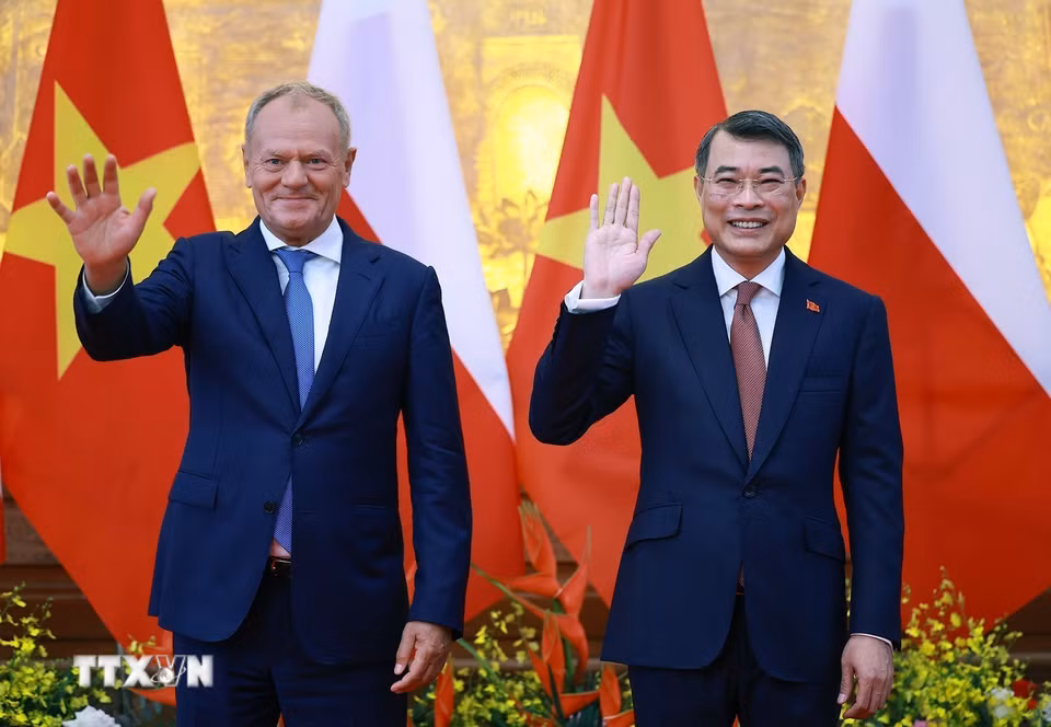 Thủ tướng Lê Minh Hưng và Thủ tướng Ba Lan Donald Tusk chụp ảnh chung trước hội đàm. (Ảnh: Dương Giang/TTXVN)