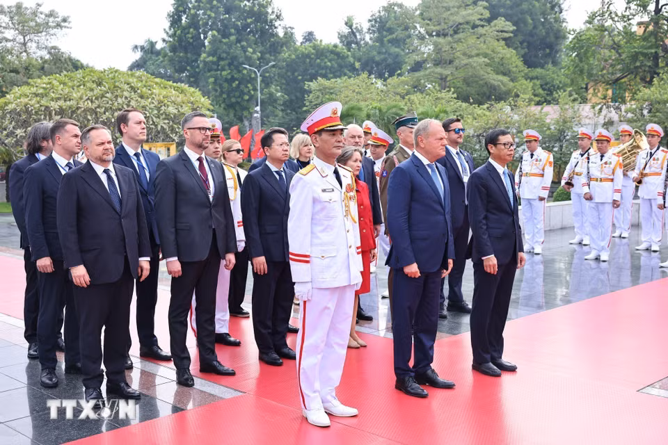 Thủ tướng Cộng hòa Ba Lan Donald Tusk tưởng niệm các Anh hùng liệt sỹ. (Ảnh: Minh Đức/TTXVN)