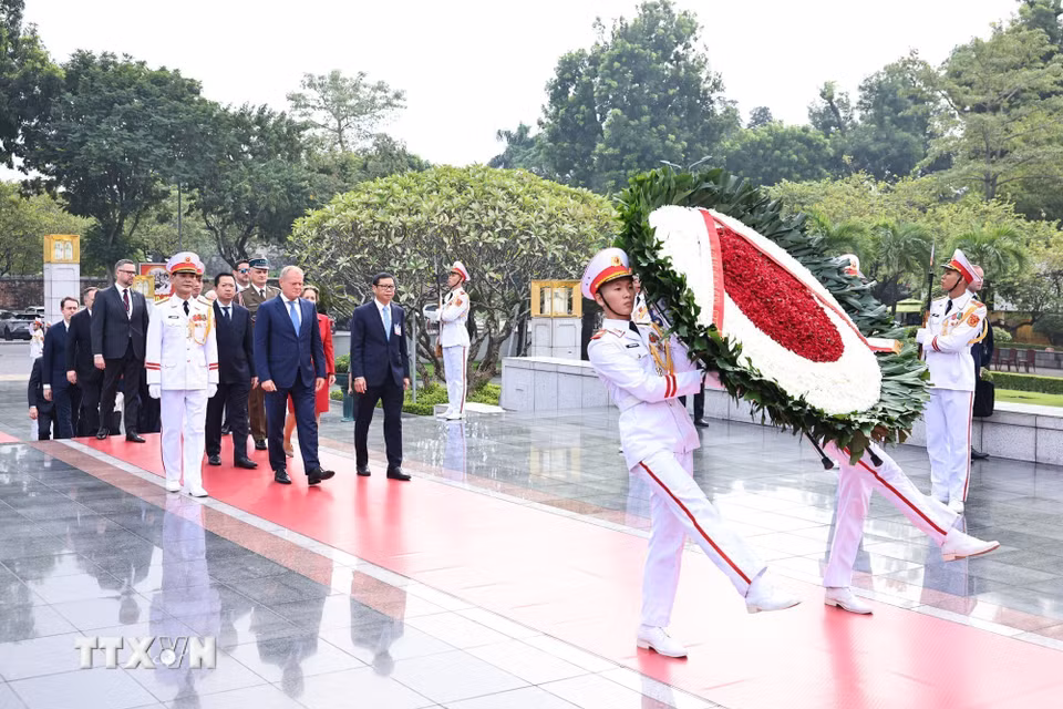 Thủ tướng Cộng hòa Ba Lan Donald Tusk đến đặt vòng hoa tại Đài tưởng niệm các Anh hùng liệt sỹ trên đường Bắc Sơn. (Ảnh: Minh Đức/TTXVN)