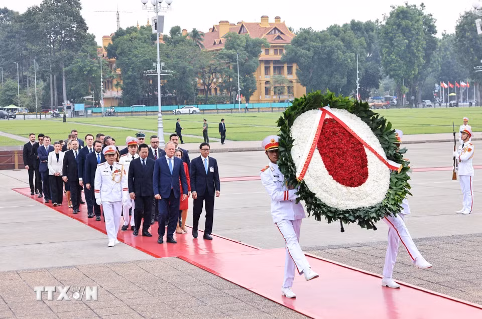 Thủ tướng Cộng hòa Ba Lan Donald Tusk đến đặt vòng hoa và vào Lăng viếng Chủ tịch Hồ Chí Minh. (Ảnh: Minh Đức/TTXVN)
