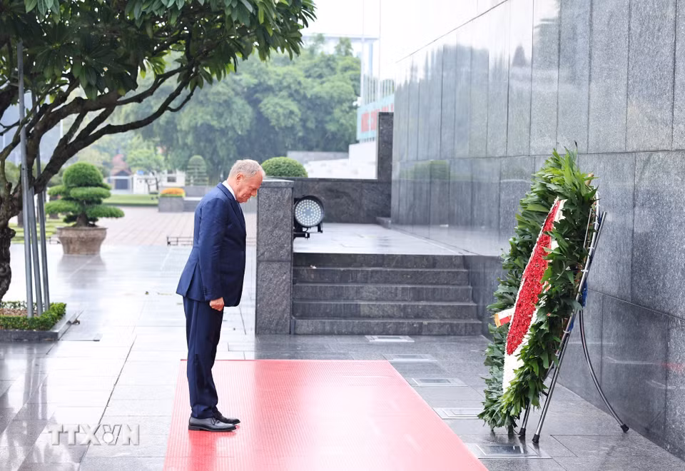 Thủ tướng Cộng hòa Ba Lan Donald Tusk đặt vòng hoa và vào Lăng viếng Chủ tịch Hồ Chí Minh. (Ảnh: Minh Đức/TTXVN)