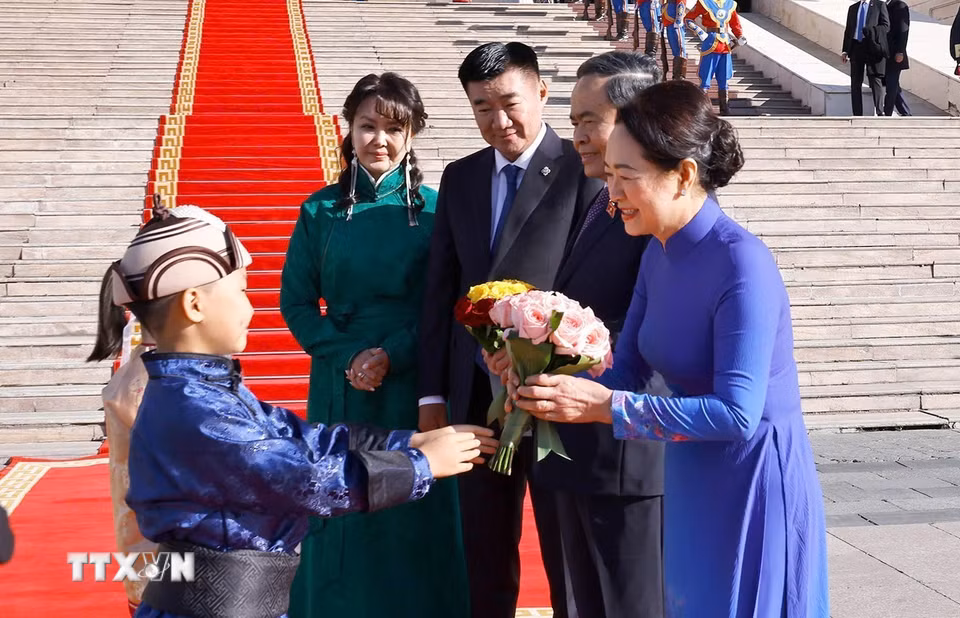 Thiếu nhi Mông Cổ chào đón Chủ tịch Quốc hội Trần Thanh Mẫn và Phu nhân. (Ảnh: Doãn Tấn/TTXVN)