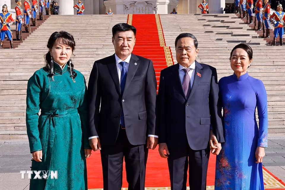 Chủ tịch Quốc hội Mông Cổ Sandag Byambatsogt và Phu nhân đón Chủ tịch Quốc hội Trần Thanh Mẫn và Phu nhân thăm chính thức Mông Cổ. (Ảnh: Doãn Tấn/TTXVN)