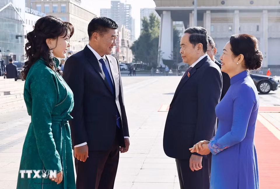 Chủ tịch Quốc hội Mông Cổ Sandag Byambatsogt và Phu nhân đón Chủ tịch Quốc hội Trần Thanh Mẫn và Phu nhân thăm chính thức Mông Cổ. (Ảnh: Doãn Tấn/TTXVN)