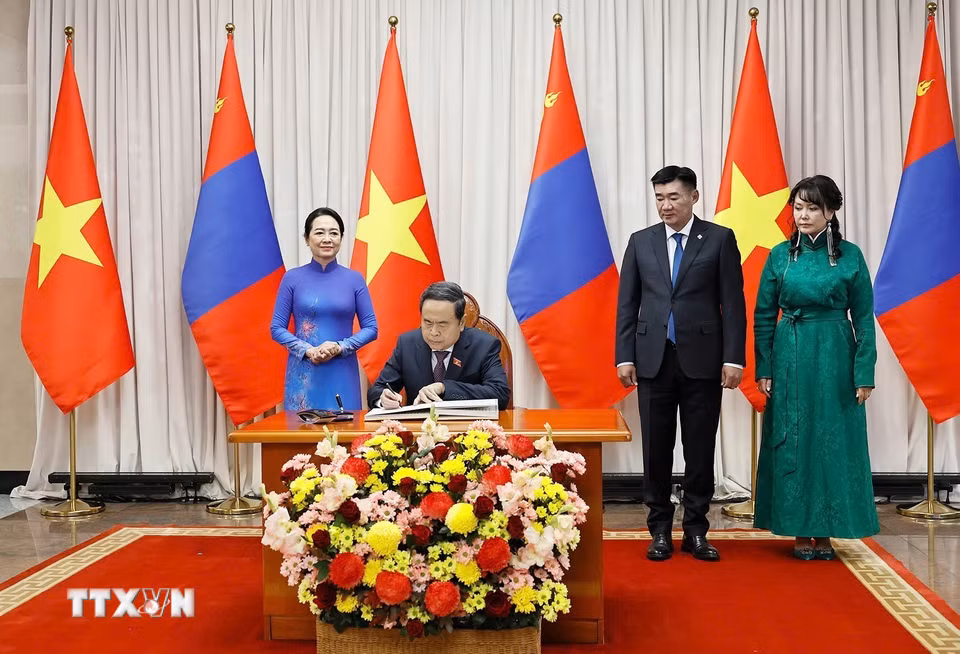 Chủ tịch Quốc hội Trần Thanh Mẫn ký sổ Khách danh dự. (Ảnh: Doãn Tấn/TTXVN)