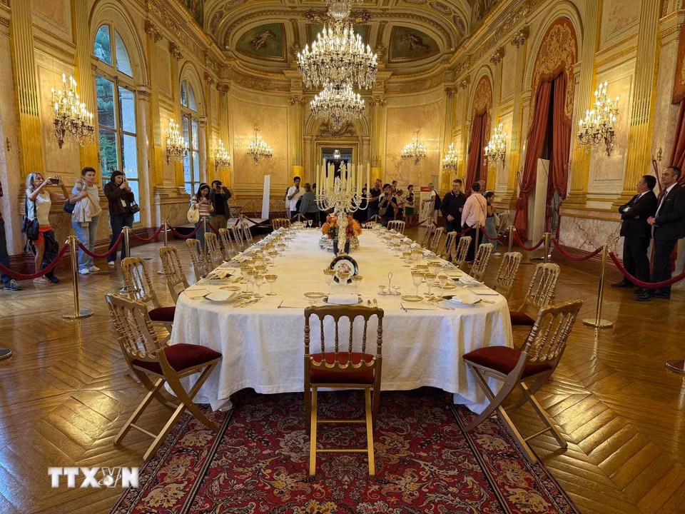 Bàn tiệc được bài trí trong Phòng Khánh tiết tại trụ sở Quốc hội Pháp ở Paris, mở cửa cho công chúng tham quan nhân Ngày Di sản châu Âu. (Ảnh: Hữu Chiến/TTXVN)