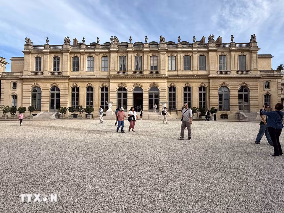 Người dân tham quan khuôn viên Điện Bourbon, trụ sở Quốc hội Pháp tại Paris, trong Ngày Di sản châu Âu, ngày 20/9/2026. (Ảnh: Hữu Chiến/TTXVN)