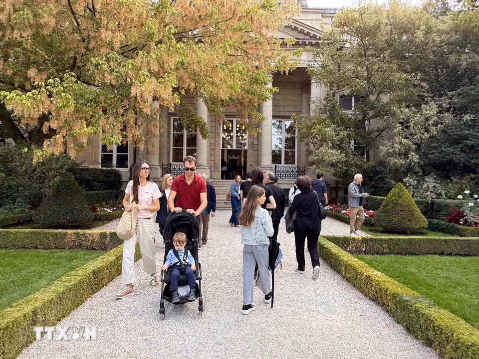 Người dân tham quan khu vườn thuộc quần thể trụ sở Quốc hội Pháp tại Paris trong Ngày Di sản châu Âu. (Ảnh: Hữu Chiến/TTXVN)