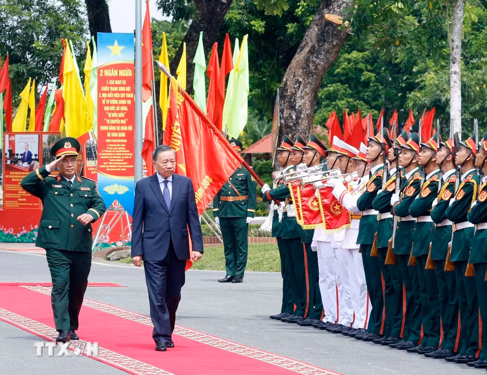 Tổng Bí thư, Chủ tịch nước Tô Lâm, Bí thư Quân ủy Trung ương, thăm, làm việc với Sư đoàn bộ binh cơ giới 308, Quân đoàn 12. (Ảnh: Thống Nhất/TTXVN)