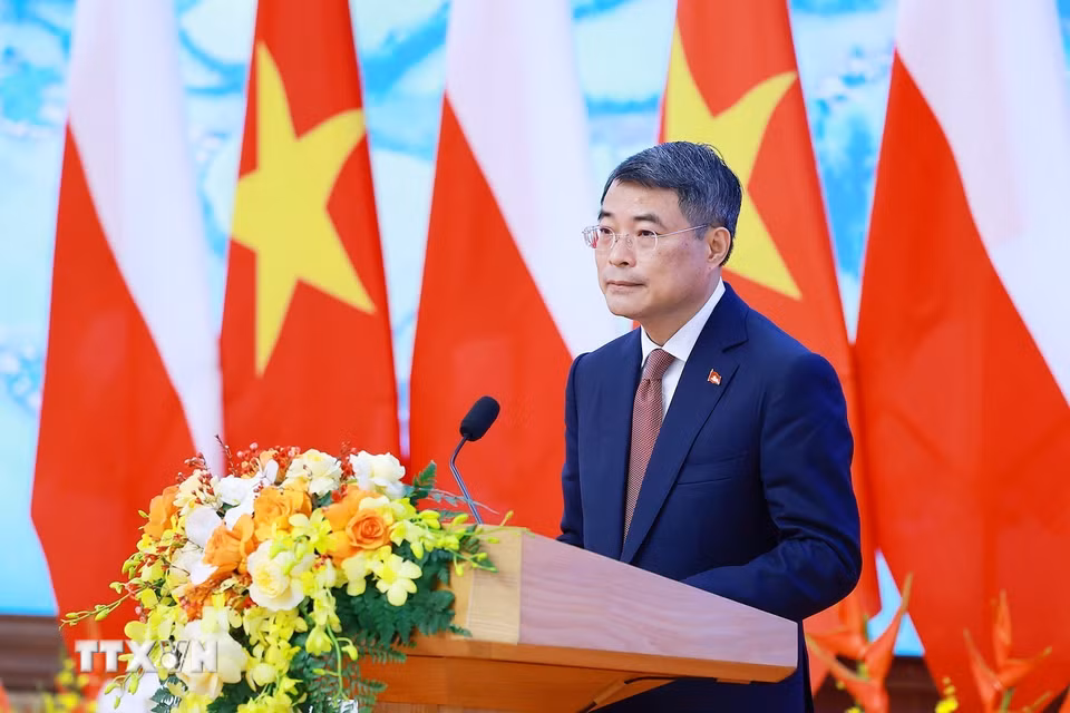 Thủ tướng Lê Minh Hưng phát biểu tại gặp gỡ báo chí hai nước. (Ảnh: Dương Giang/TTXVN)