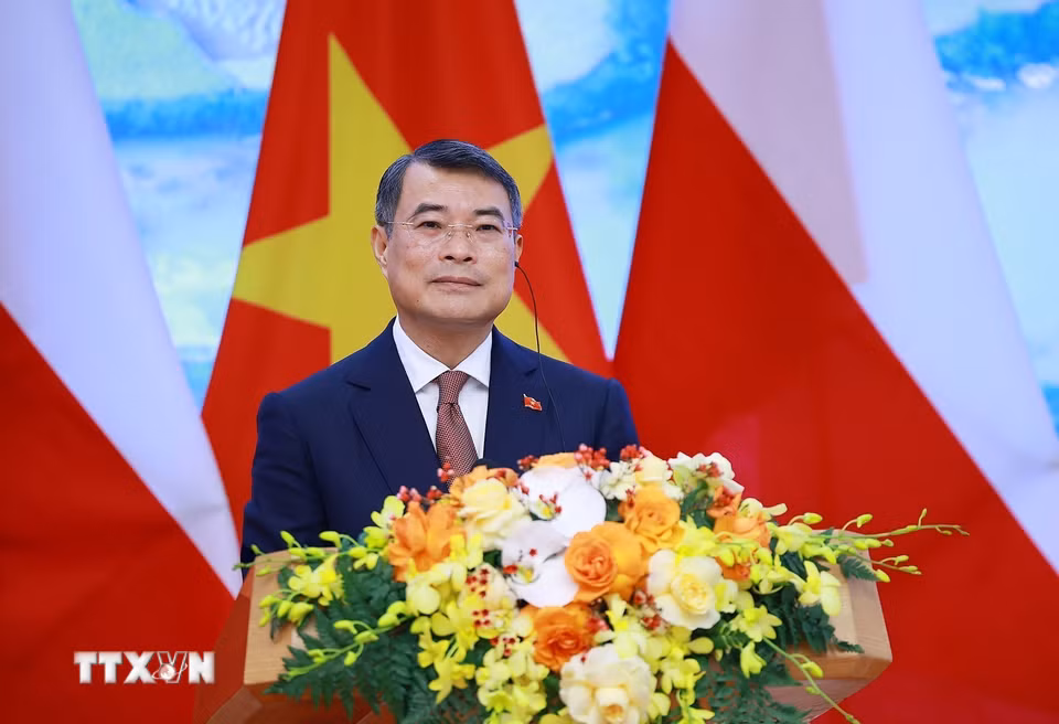 Thủ tướng Lê Minh Hưng phát biểu tại gặp gỡ báo chí hai nước. (Ảnh: Dương Giang/TTXVN)