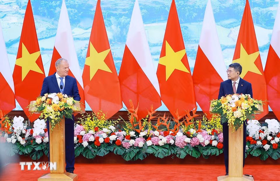 Thủ tướng Lê Minh Hưng và Thủ tướng Cộng hòa Ba Lan Donald Tusk tuyên bố nâng cấp quan hệ Việt Nam-Ba Lan lên Đối tác Chiến lược. (Ảnh: Dương Giang/TTXVN)