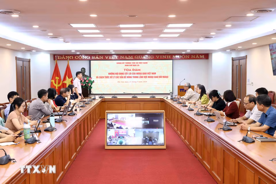 Toạ đàm Những nội dung cốt lõi của ngoại giao Việt Nam và cách thức xử lý các vấn đề nóng trong lĩnh vực ngoại giao đối ngoại. (Ảnh: An Đăng/TTXVN)