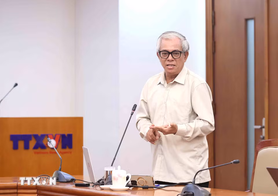 Đại sứ, nguyên Thứ trưởng Bộ Ngoại giao Phạm Quang Vinh trao đổi với cán bộ, phóng viên, biên tập viên Thông tấn xã Việt Nam về những nội dung cốt lõi của ngoại giao Việt Nam và cách thức xử lý các vấn đề nóng trong lĩnh vực ngoại giao đối ngoại. (Ảnh: An Đăng/TTXVN)