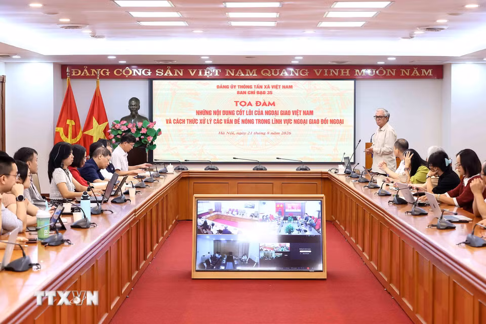 Đại sứ, nguyên Thứ trưởng Bộ Ngoại giao Phạm Quang Vinh trao đổi với cán bộ, phóng viên, biên tập viên Thông tấn xã Việt Nam về những nội dung cốt lõi của ngoại giao Việt Nam và cách thức xử lý các vấn đề nóng trong lĩnh vực ngoại giao đối ngoại. (Ảnh: An Đăng/TTXVN)
