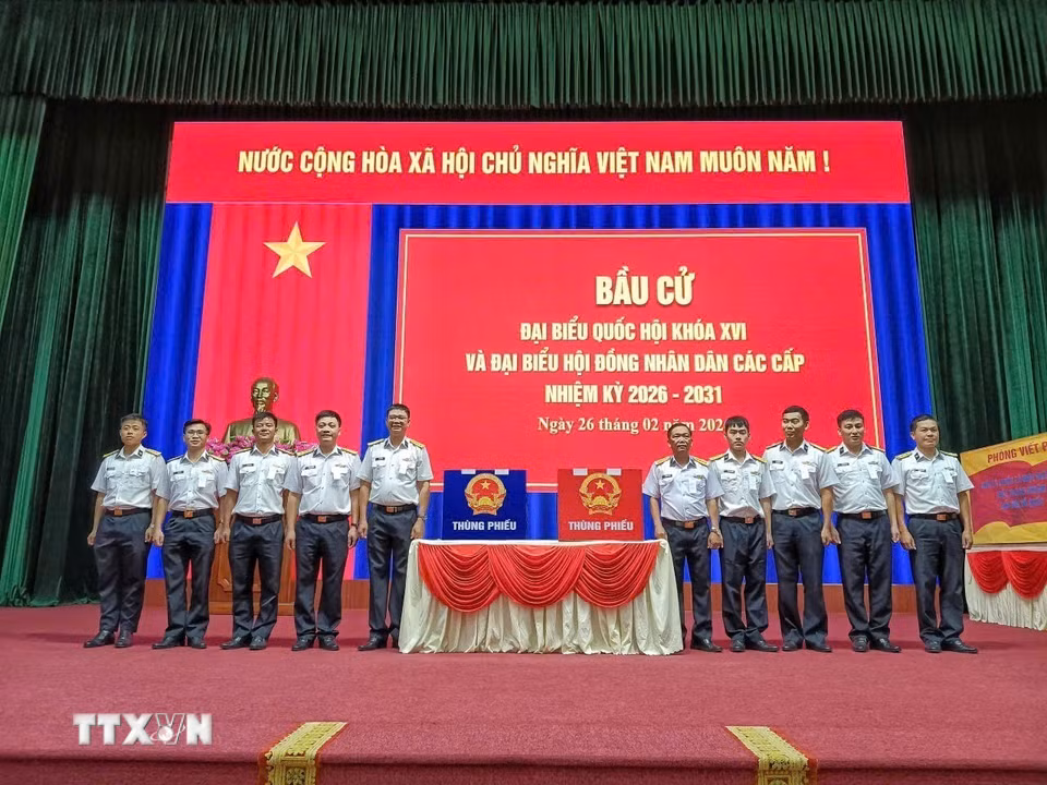 Cán bộ, chiến sỹ Vùng 2 Hải quân bày tỏ niềm vinh dự khi là đơn vị đầu tiên của cả nước thực hiện nhiệm vụ bầu cử sớm. (Ảnh: TTXVN phát)