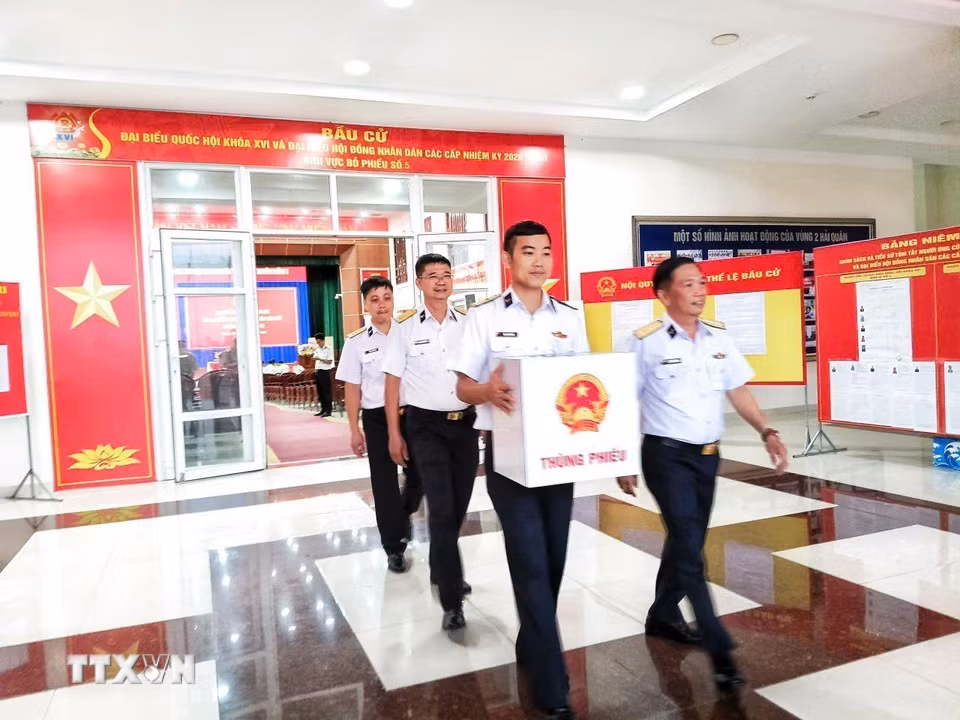 Ngay sau lễ khai mạc, hai tàu Trường Sa 04 và Trường Sa 21 mang theo những hòm phiếu đỏ thắm cùng niềm tin và kỳ vọng của đất liền hướng ra khơi xa. (Ảnh: TTXVN phát)