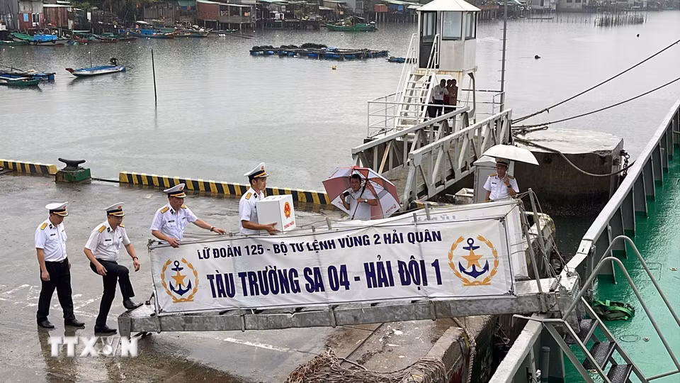 Ngay sau lễ khai mạc, hai tàu Trường Sa 04 và Trường Sa 21 mang theo những hòm phiếu đỏ thắm cùng niềm tin và kỳ vọng của đất liền hướng ra khơi xa. (Ảnh: TTXVN phát)