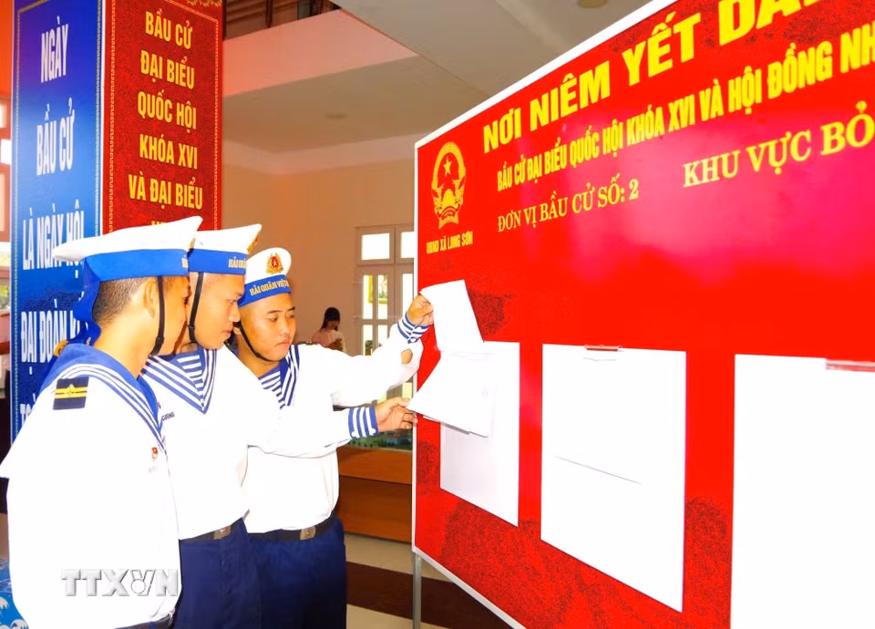 Cán bộ, chiến sỹ Vùng 2 Hải quân bày tỏ niềm vinh dự khi là đơn vị đầu tiên của cả nước thực hiện nhiệm vụ bầu cử sớm. (Ảnh: TTXVN phát)