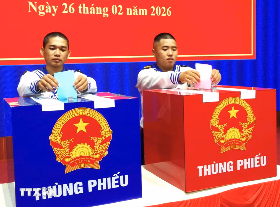 Cán bộ, chiến sỹ Vùng 2 Hải quân bày tỏ niềm vinh dự khi là đơn vị đầu tiên của cả nước thực hiện nhiệm vụ bầu cử sớm. (Ảnh: TTXVN phát)
