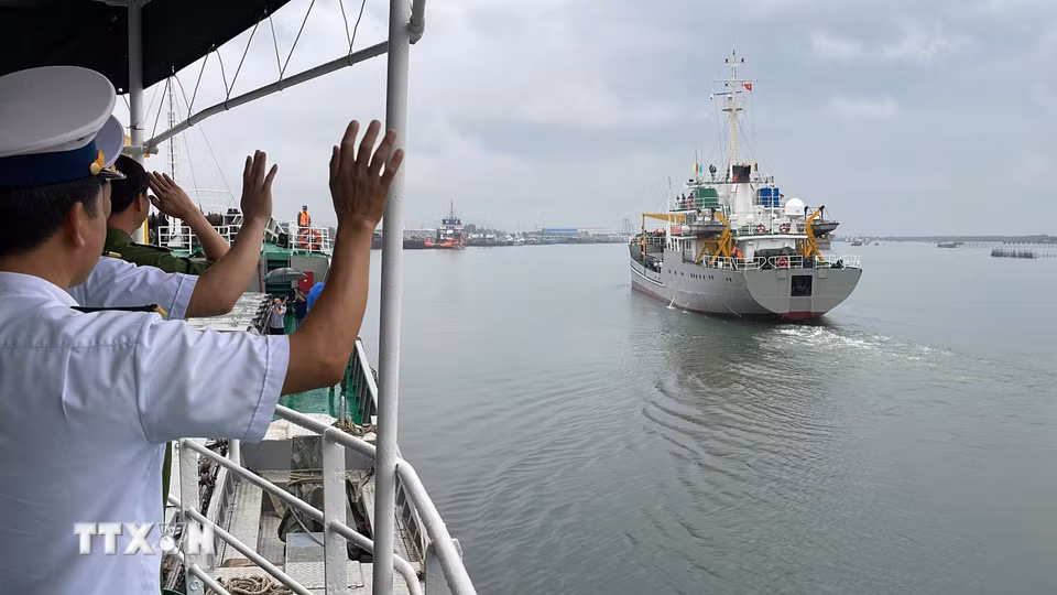 Ngay sau lễ khai mạc, hai tàu Trường Sa 04 và Trường Sa 21 mang theo những hòm phiếu đỏ thắm cùng niềm tin và kỳ vọng của đất liền hướng ra khơi xa. (Ảnh: TTXVN phát)