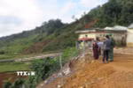 Phó Chủ tịch Thường trực Ủy ban Nhân dân tỉnh Quảng Ngãi Y Ngọc kiểm tra điểm sạt lở tại Trường Tiểu học và Trung học cơ sở Đăk Man, xã Đăk Plô. (Ảnh: Dư Toán/TTXVN)