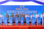 Các đại biểu thực hiện nghi thức khởi công dự án xây dựng nhà ở cho lực lượng vũ trang Công an nhân dân tại ô quy hoạch 3-3, phân khu đô thị N9, xã Đông Anh, thành phố Hà Nội. (Ảnh: Phạm Kiên/TTXVN)