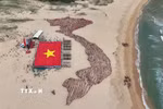Lễ thượng cờ Tổ quốc tại khu vực Bãi Môn-Mũi Điện. (Ảnh: TTXVN)