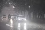 Mưa rất to vào sáng 11/9 khiến hạn chế tầm nhìn, các phương tiện di chuyển trên đường ở thành phố Huế phải bật đèn. (Ảnh: Nguyên Lý/TTXVN)