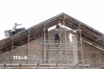Các công nhân bước vào phần lợp mái tại Trường Phổ thông nội trú liên cấp Tiểu học & Trung học cơ sở xã La Êê, thành phố Đà Nẵng. (Ảnh: Khoa Chương/TTXVN)