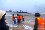 Các lực lượng tích cực ứng cứu, đưa các thuyền viên trên tàu gặp nạn vào bờ. (Ảnh: TTXVN phát)